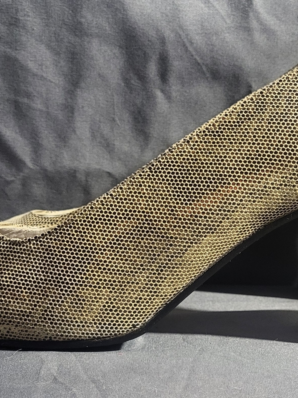 Stuart Weitzman Gold Ladies Pump - Picture 3 of 6